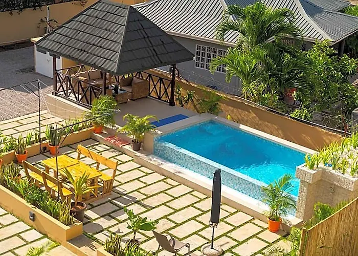 Tropical Hideaway 4* Victoria